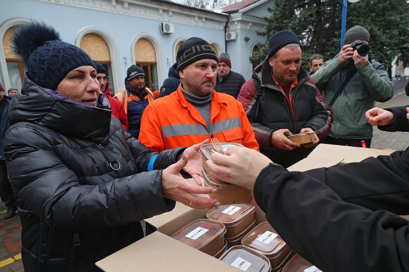 Localnicii primesc mâncare gătită, livrată prin intermediul „Trenului Alimentelor”, în gara din Izium, regiunea Harkov, din nord-estul Ucrainei, 24 noiembrie 2023, Foto: Madiyevskyy Vyacheslav/Ukrinform / Abaca Press / Profimedia