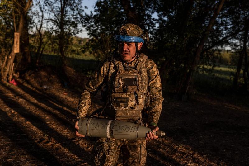 Soldat ucrainean care transportă obuze de artilerie, în direcția Lîman, în timp ce războiul dintre Rusia și Ucraina continuă. Donețk, 25 mai 2024. , Foto: AA/ABACA / Abaca Press / Profimedia
