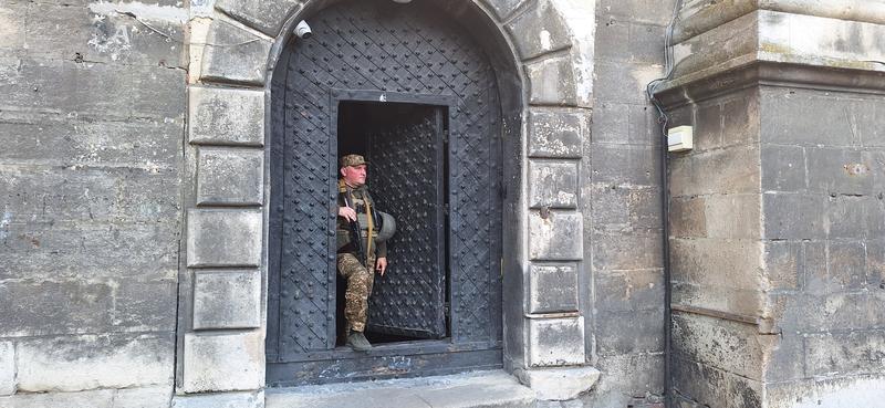 Un soldat păzește biserica Sfântul Andrei, Foto: Golazo.ro