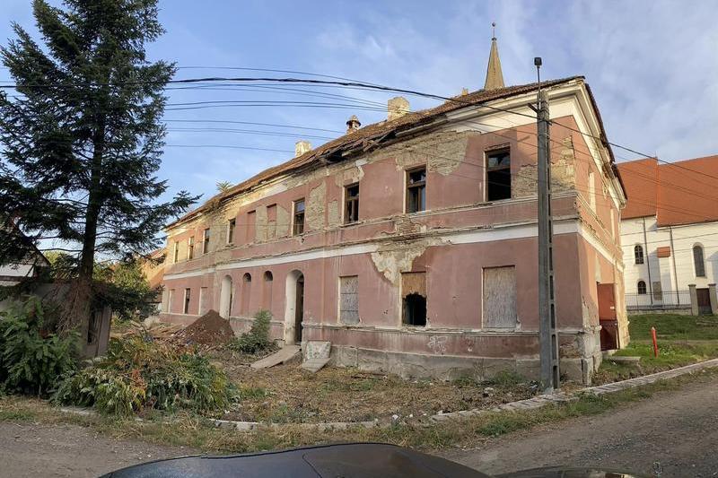 Clădirea fostei școli din comuna Livezile, Foto: Facebook - Ionuț Simionca