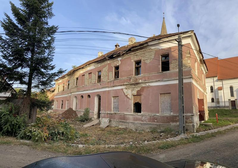 Clădirea fostei școli din comuna Livezile, Foto: Facebook - Ionuț Simionca