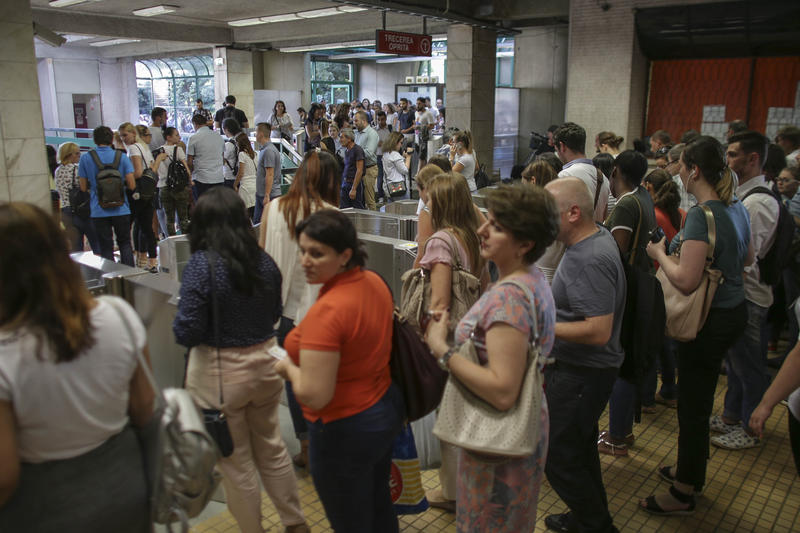 Persoane stau la coada ca sa intre in statia de metrou Pipera, Foto: INQUAM Photos / Octav Ganea