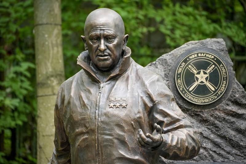 Statuie a lui Evgheni Prigojin, dezvelită la mormântul său din Sankt Petersburg, Foto: Dmitri Lovetsky / AP / Profimedia