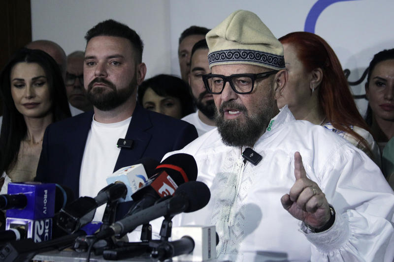 Cristian Popescu Piedone și fiul său în seara alegerilor, Foto: Inquam Photos / Malina Norocea