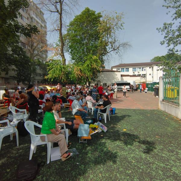 Președinți de secții de votare care așteaptă să predea voturile, Sectorul 3, Foto: cititor HotNews