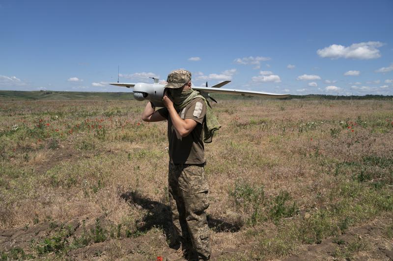 Soldat ucrainean pregătit să lanseze o dronă de supraveghere LELEKA în zona Ceasiv Iar, regiunea Donețk, Foto: JOSE COLON / AFP / Profimedia