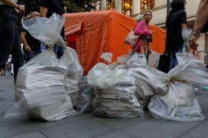 Coadă la predarea sacilor cu voturi Foto: Inquam Photos / Octav Ganea