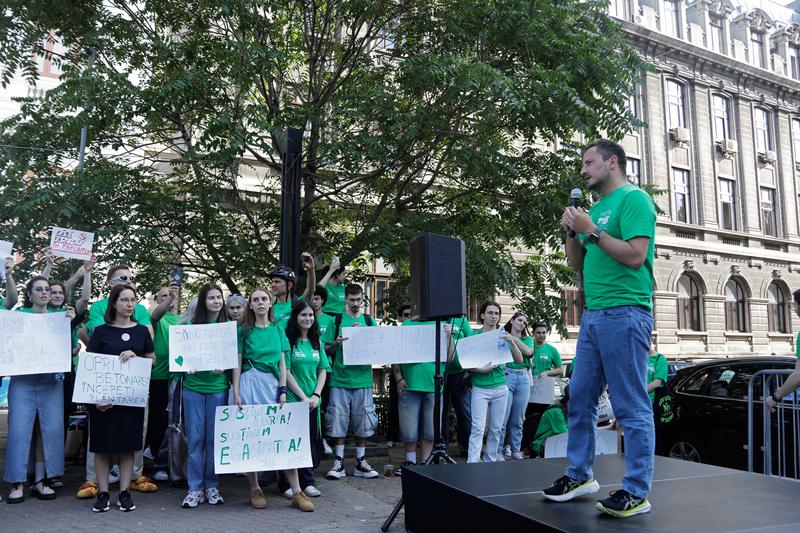 Nicu Ștefănuță alături de susținătorii săi, Foto: Inquam Photos / Malina Norocea