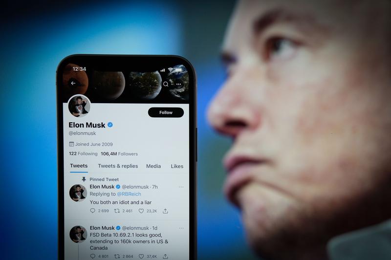 Pagina de „X” a lui Elon Musk, vazuta de pe un iPhone, Foto: STR-NurPhoto / Shutterstock Editorial / Profimedia Images