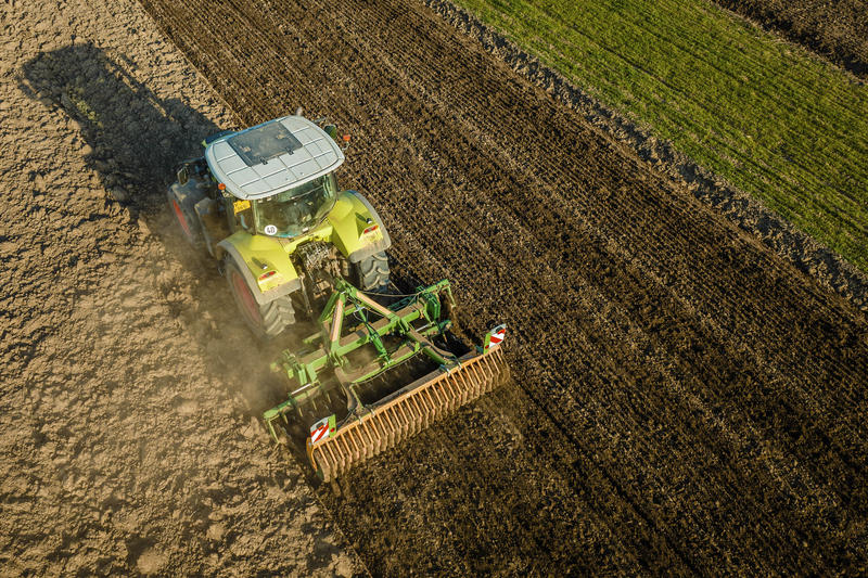 Tractor pe un teren agrar din Suceava, Foto: Inquam Photos / Casian Mitu