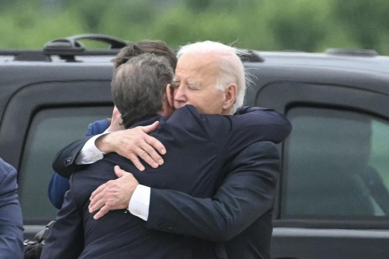 Joe Biden îl îmbrățișează pe Hunter, Foto: Andrew Caballero-Reynolds / AFP / Profimedia Images