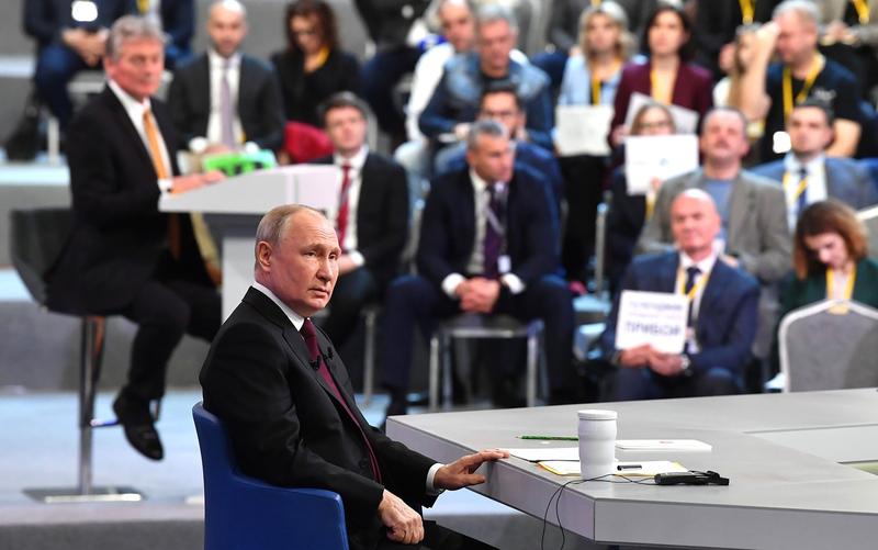 Vladimir Putin la un eveniment la care a participat si Dmitri Peskov, purtatorul sau de cuvant (in stanga), Foto: east2west news / WillWest News / Profimedia