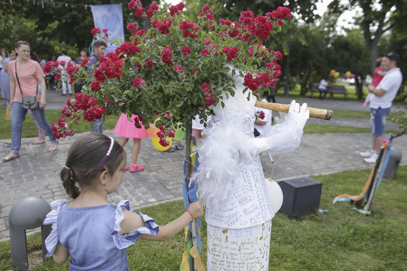 Persoane lanseaza baloane colorate umplute cu heliu in amintirea copiilor si bebelusilor decedati, in timpul unui eveniment al Organizatiei E.M.M.A, in Bucuresti, duminica, 11 iunie 2017, Foto: Inquam Photos / Octav Ganea