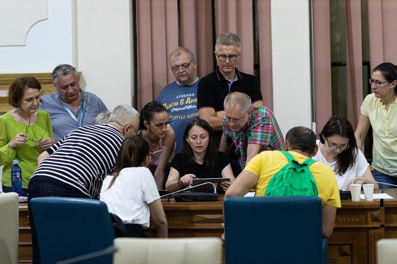 Membrii BEC numara procesele verbale dupa aducerea sacilor cu buletinele de vot, Foto: Inquam Photos / Virgil Simonescu