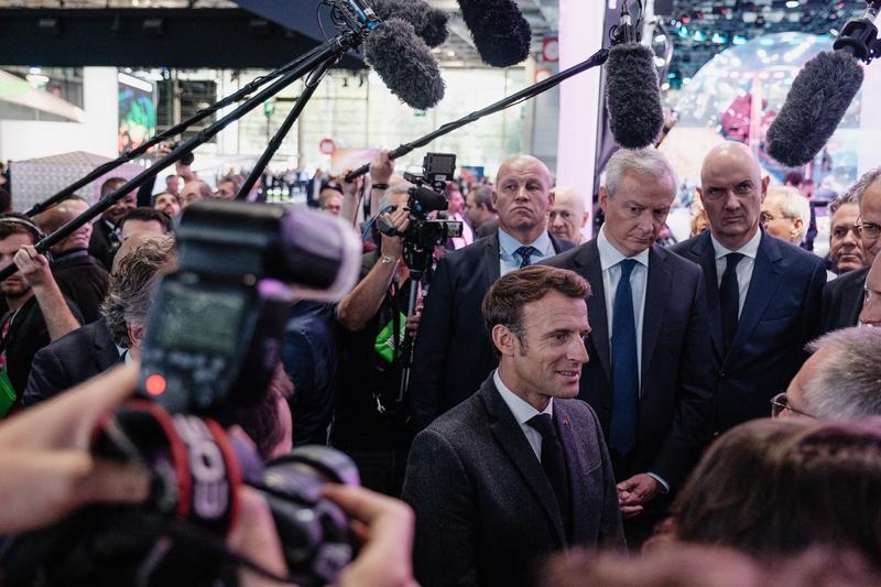 Emmanuel Macron intr-o vizita alaturi de mai multi ministri ai sai la World Moto Show (2022), Foto: Maxime Gruss / AFP / Profimedia