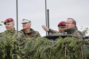 Ministrul german al Apărării, Boris Pistorius, asistă la un exercițiu militar într-un tanc de transport „Boxer”, Bavaria, Hammelburg, 16 mai 2023., Foto: Daniel Löb / DPA / Profimedia