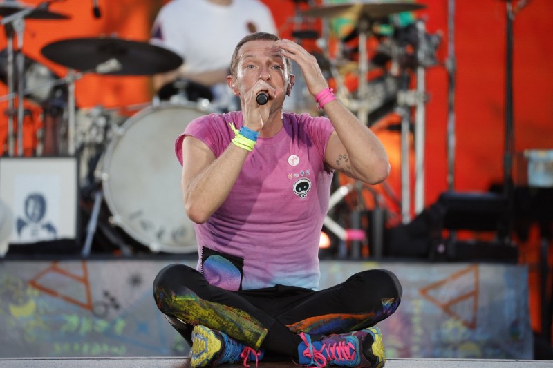 Artiștii trupei Coldplay, „extrem de afectați” după fluierăturile de la București la adresa tânărului român care a cântat o manea. Ce s-a întâmplat după, la hotel. Joi seara e al doilea concert pe Arena Națională