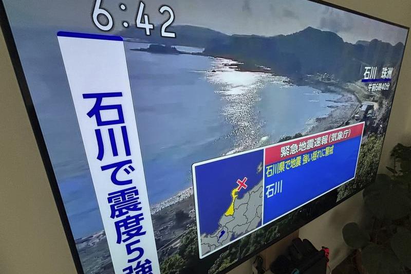 ​O alertă de cutremur pentru zona prefecturii Ishikawa este afișată la un televizor luni, 3 iunie 2024, în Yokohama, în apropiere de Tokyo, Foto: Eugene Hoshiko / AP / Profimedia