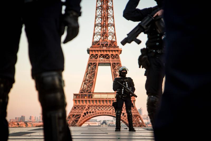 Forțele franceze de ordine, în fața Turnului Eiffel, 23 februarie 2019., Foto: Chang Martin / Sipa Press / Profimedia
