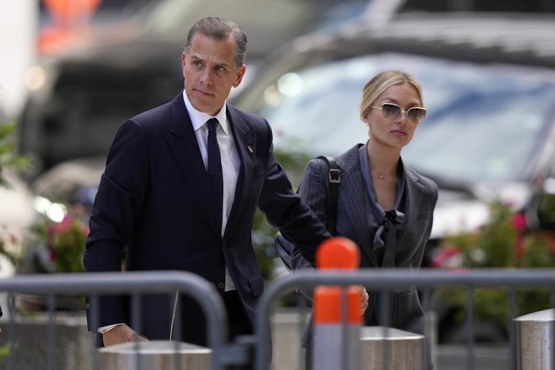 Hunter Biden si sotia sa, Melissa Cohen Biden, in timp ce indreptau la curtea federala unde a inceput procesul sau privind detinerea ilegala a unei arme de foc, Foto: Matt Slocum / AP / Profimedia