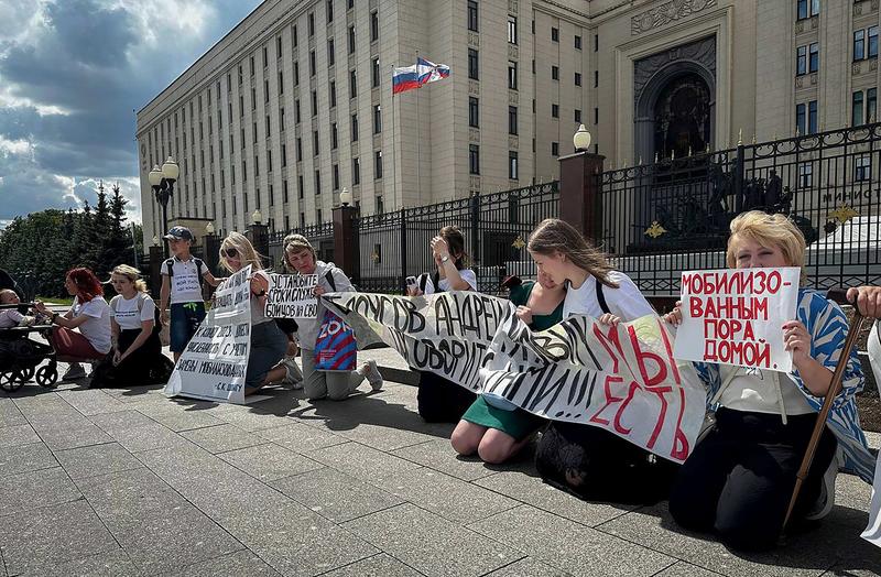 Un grup de femei a cerut luni, 3 iunie 2024, în fața Ministerului Apărării de la Moscova, ca partenerii lor mobilizați să fie aduși acasă din Ucraina, Foto: Handout / AFP / Profimedia