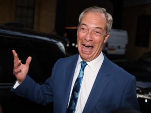Nigel Farage părăsește Glaziers Hall, din centrul Londrei, după ce a anunțat că va candida la alegerile din Clacton și îl va înlocui pe Richard Tice ca lider al Reform UK, 3 iunie 2024, Foto: Marcin Nowak/LNP / Shutterstock Editorial / Profimedia