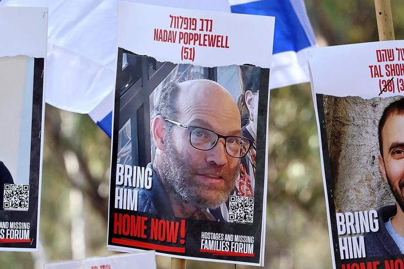 Un portret al ostaticului Nadav Popplewell, afișat la începerea unui marș de patru zile spre Ierusalim, 28 februarie 2024., Foto: JACK GUEZ / AFP / Profimedia