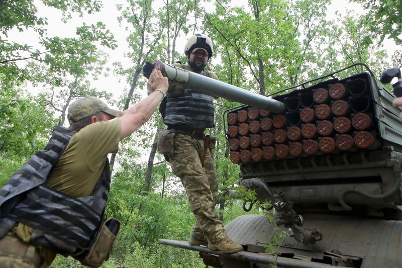 Soldați ucraineni încarcă un lansator multiplu de rachete BM-21 Grad pe linia frontului, Foto: Vyacheslav Madiyevskyy/Ukrinform/NurPhoto / Shutterstock Editorial / Profimedia