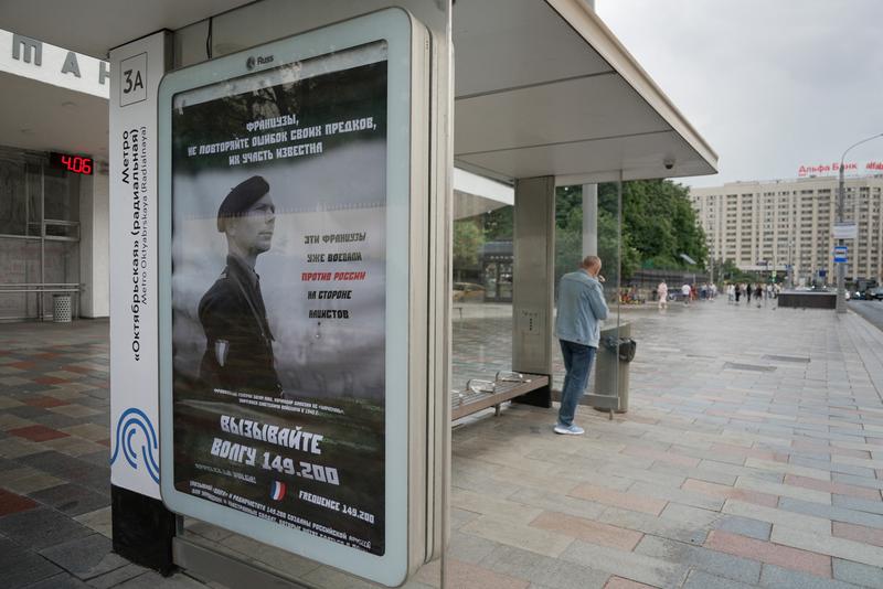 poster amenintator la adresa soldatilor francezi intr-o statie de autobuz de langa Ambasada Frantei din Moscova, Foto: AFP / AFP / Profimedia