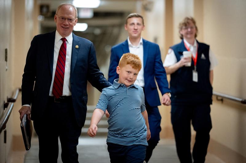 Parlamentarul american John Rose și fiul său, Guy, sosesc pentru o întâlnire săptămânală a grupului parlamentar republican la Capitol Hill, pe 4 iunie 2024 în Washington, DC., Foto: Andrew Harnik / Getty images / Profimedia