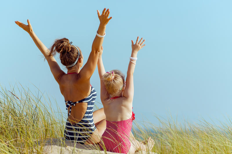 Unii medici recomandă părinților să le permită copiilor o baie de soare de 10 minute, înainte de a se aplica crema de protecție solară, Foto: © Citalliance | Dreamstime.com