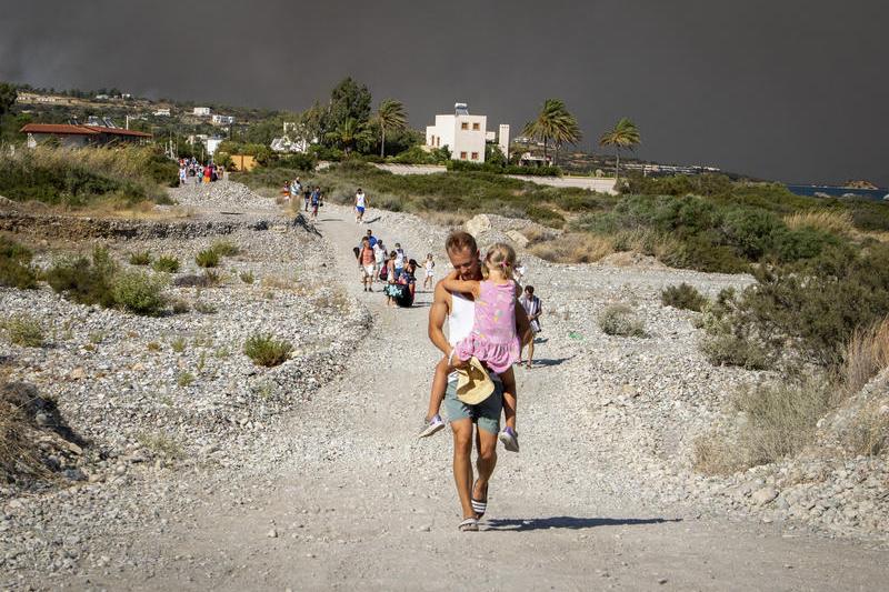 În 2023, mii de turiști au fugit din calea incendiilor care au distrus zone din Rodos, Foto: Lefty Damian / AFP / Profimedia