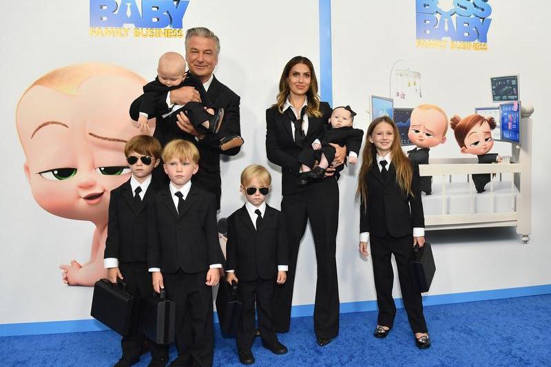 Alec Baldwin si sotia sa Hilaria cu 6 dintre copiii lor la premiera unui film din 2021 al actorului american, Foto: Angela Weiss / AFP / Profimedia