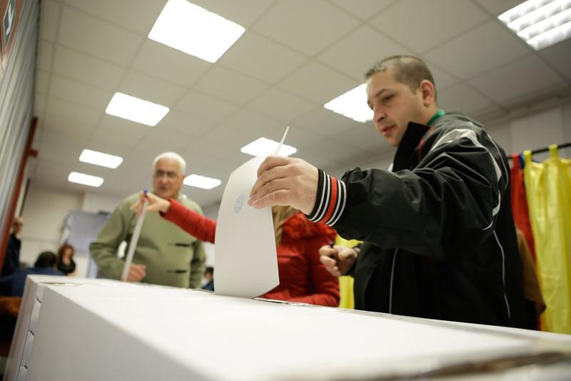 Bărbat care votează, Foto: Inquam Photos / George Călin