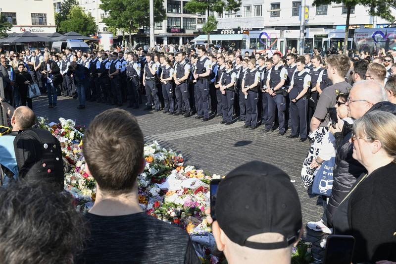 Colegii polițistului mort în Mannheim îi aduc un ultim omagiu, Foto: Peter Henrich / HEN-FOTO / imago stock&people / Profimedia