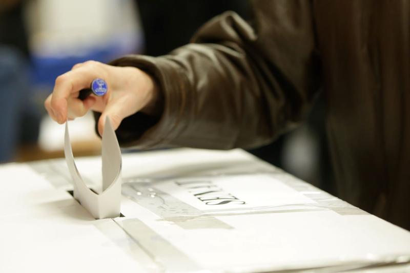 Vot introdus în urnă, Foto: Inquam Photos / George Călin