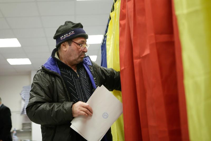 Bărbat care intră în cabina de vot , Foto: Inquam Photos / George Călin