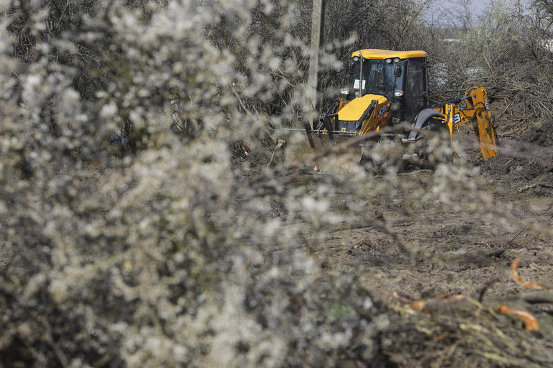 Primarul s-a suit într-un miniexcavator să sape șanțul, Foto: Inquam Photos / Octav Ganea