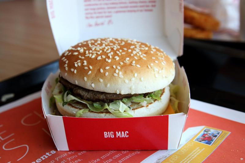 Hamburger „Big Mac” vandut de McDonald's, Foto: Fir Mamat / Alamy / Profimedia Images