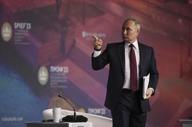 Vladimir Putin la forumul economic de la Sankt Petersburg, Foto: Ramil Sitdikov / AP / Profimedia
