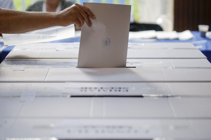 Buletin de vot introdus în urnă, Foto: Inquam Photos / Octav Ganea