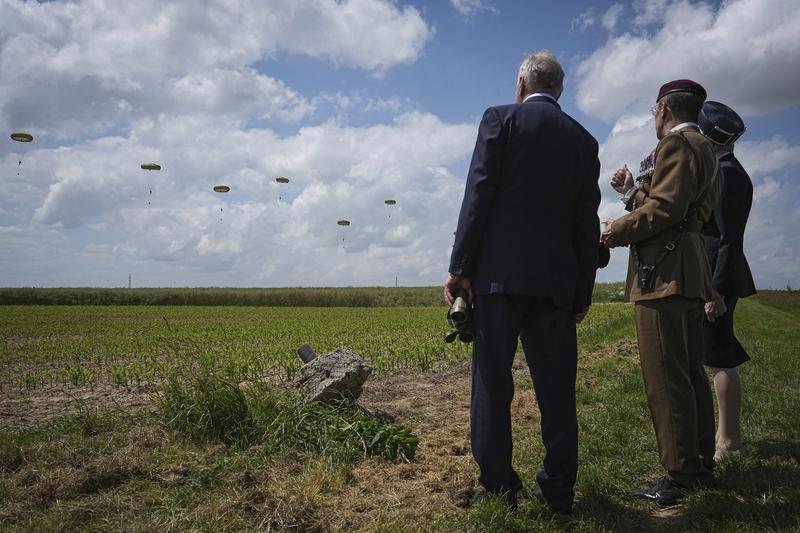 Parasutistii au recreat o operatiune aeropurtata din timpul Debarcarii in Normandia, Foto: Laurent Cipriani / AP / Profimedia