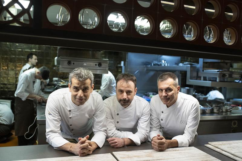 Bucătarii spanioli Mateu Casanas (S), Eduard Xatruch and Oriol Castro (D) la restaurantul lor Disfrutar din Barcelona, Foto: Josep LAGO / AFP / Profimedia