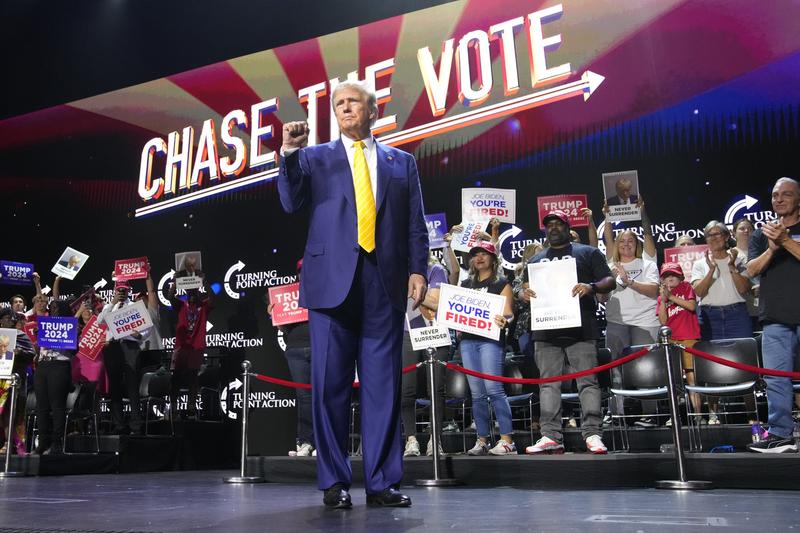 Candidatul republican la președinția SUA, fostul președinte Donald Trump, vorbește la un miting de campanie, joi, 6 iunie 2024, în Phoenix, Foto: Rick Scuteri / AP / Profimedia