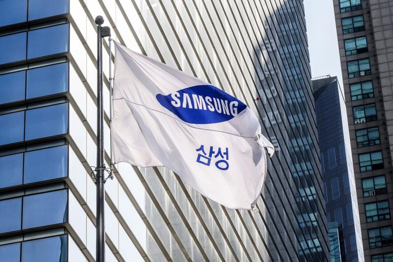 Un steag cu sigla Samsung, Foto: ANTHONY WALLACE / AFP / Profimedia