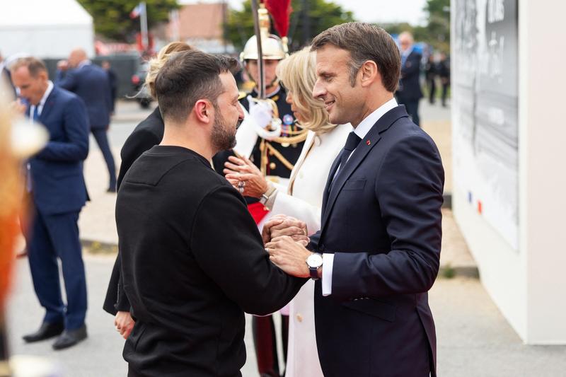 Volodimir Zelenski și Emmanuel Macron, la ceremonia internațională de la Omaha Beach pentru comemorarea a 80 de ani de la debarcarea aliată din Normandia, pe 6 iunie 2024., Foto: Ukraine Presidency via Bestimage / Bestimage / Profimedia