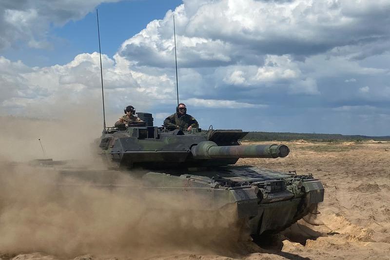 Boris Pistorius, ministrul german al apărării, sosește în zona de antrenament militar într-un tanc Leopard 2, pe 22 mai 2024, la Pabrade, în Lituania., Foto: Alexander Welscher / DPA / Profimedia