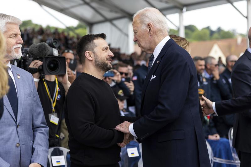 Volodimir Zelenski îl salută pe președintele american Joe Biden, la Memorialul Omaha Beach, 6 iunie 2024, în Saint-Laurent-sur-Mer, Normandia, Franța., Foto: Ukraine Presidency/Ukrainian Pre / Zuma Press / Profimedia