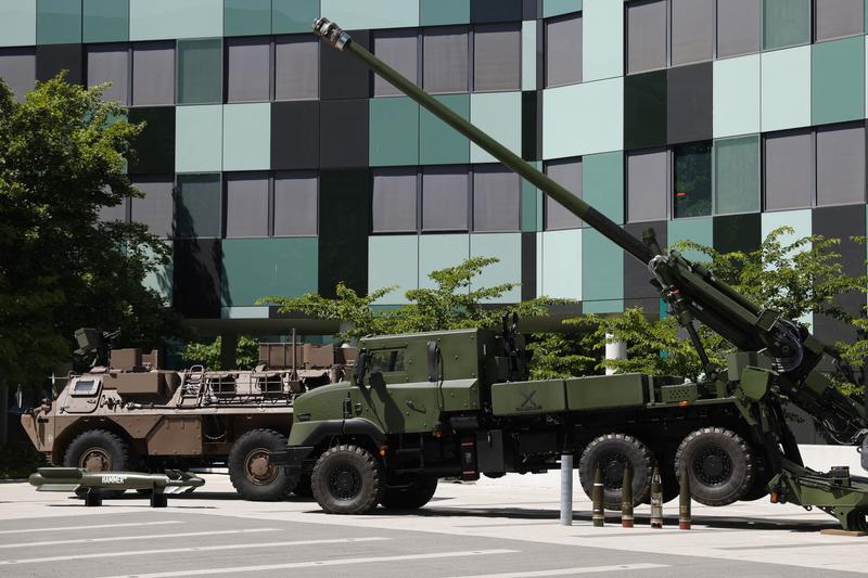 obuzier Caesar la sediul Fortelor Armate franceze, Foto: Geoffroy VAN DER HASSELT / AFP / Profimedia