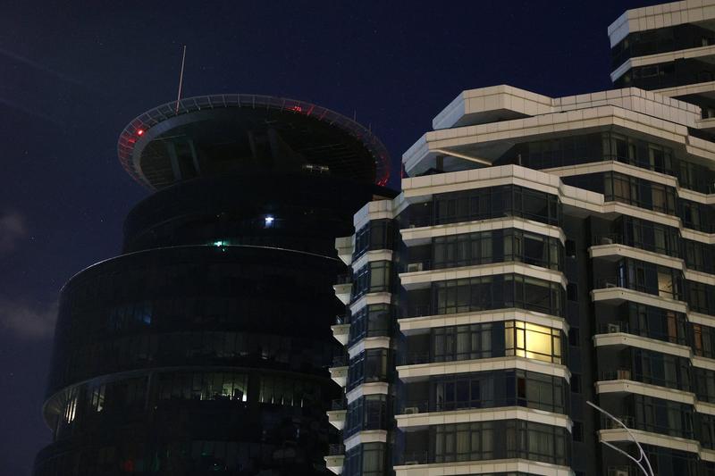 Clădiri rezidențiale în timpul unei pene parțiale de electricitate, în Kiev, pe 5 iunie 2024, în urma bombardamentelor rusești asupra infrastructurii energetice ucrainene., Foto: Anatolii STEPANOV / AFP / Profimedia